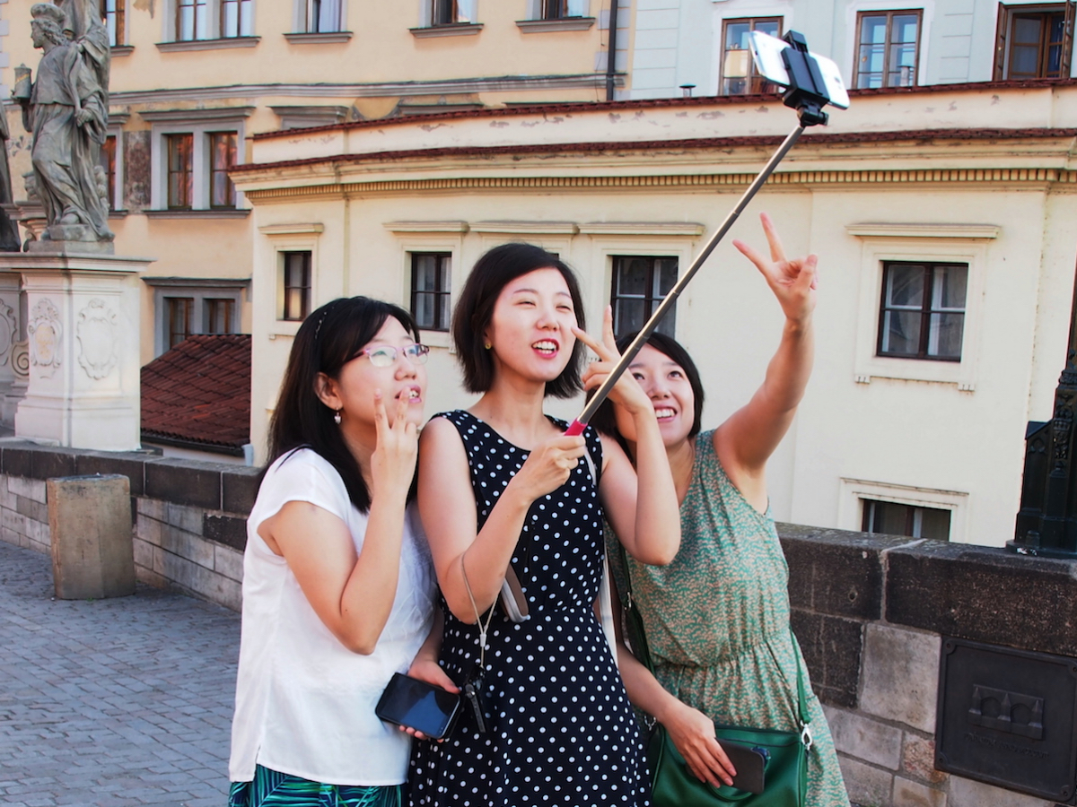 National Gallery bans selfie sticks