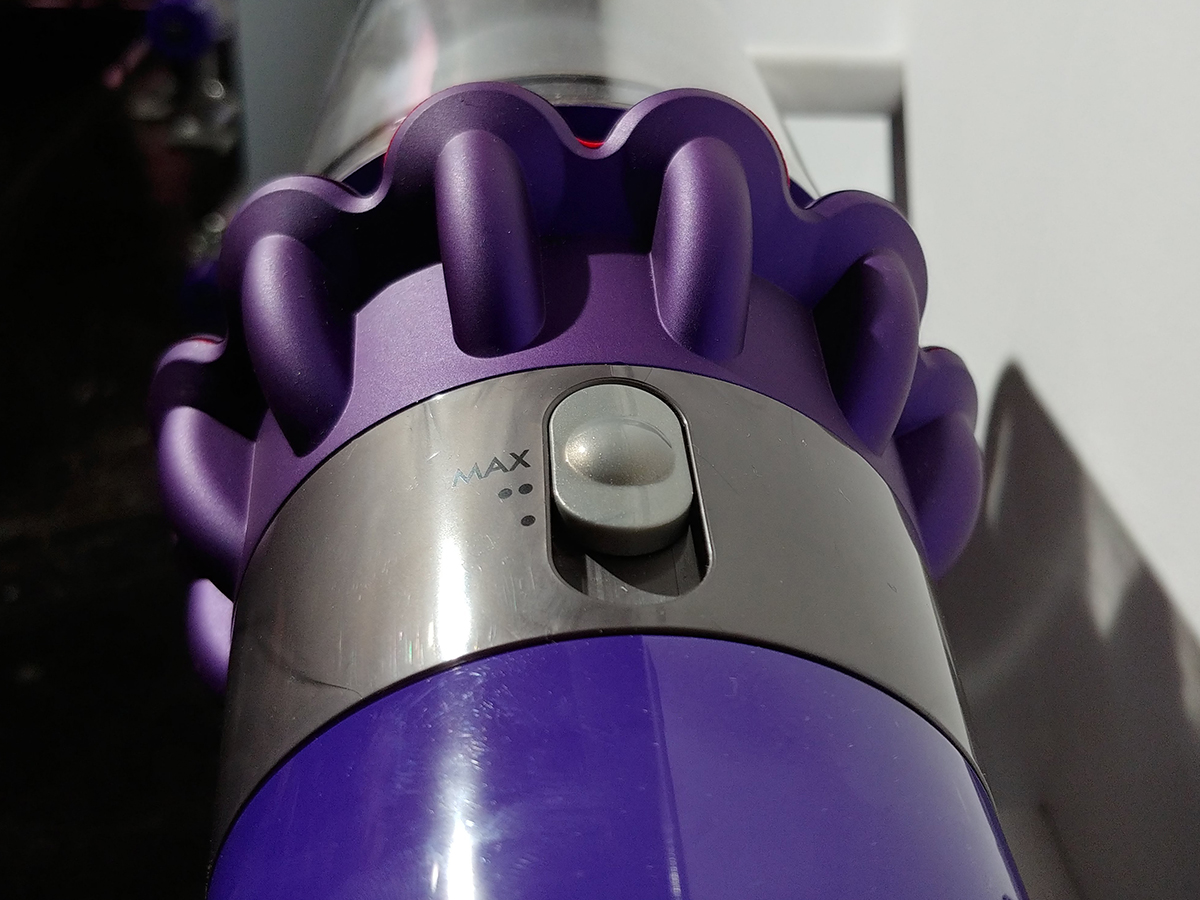 Dyson Cyclone V10: Easy to empty