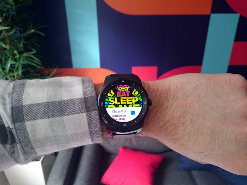 New Android Wear update activates Wi-Fi, brings flick controls, emoji drawing and always-on apps