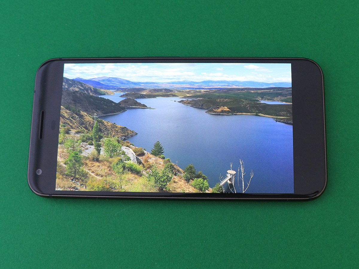 Google Pixel XL Screen: OLED THE WAY