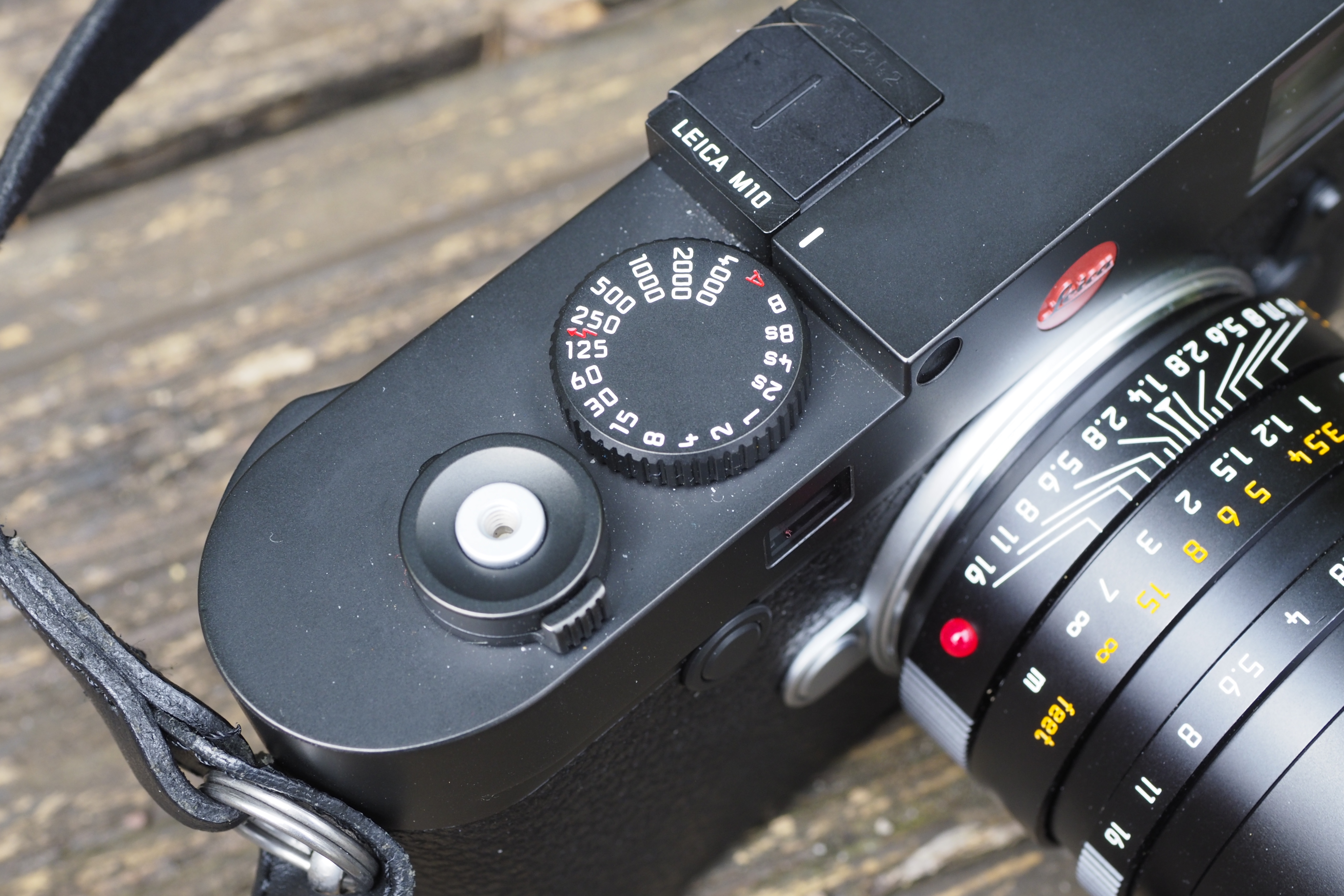 Leica M10 controls: simpler times