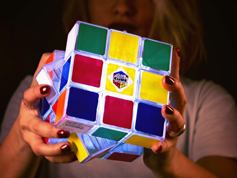 Fully Charged: 4G Surface 2 hits the UK, Sony’s new zombie MMO and the working Rubik’s Cube Lamp