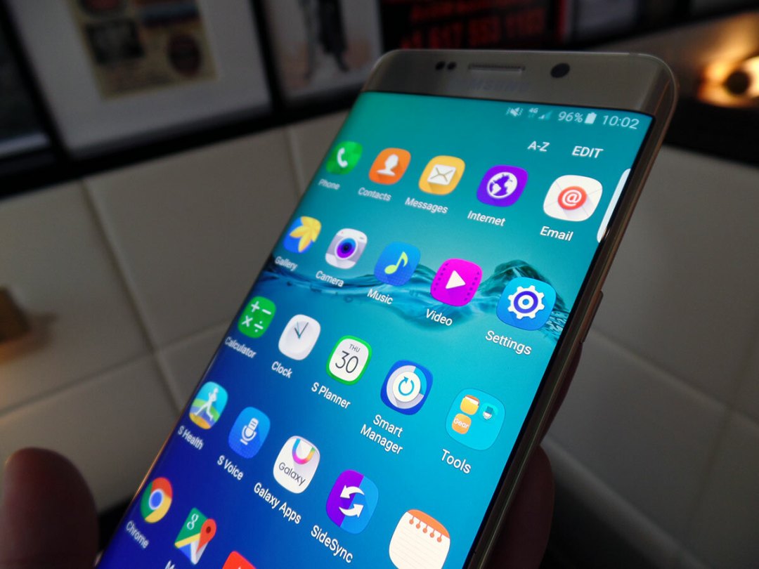 Samsung Galaxy S6 Edge home screen displaying apps