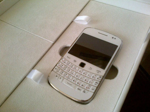 BlackBerry Bold 9900 spotted in white overcoat