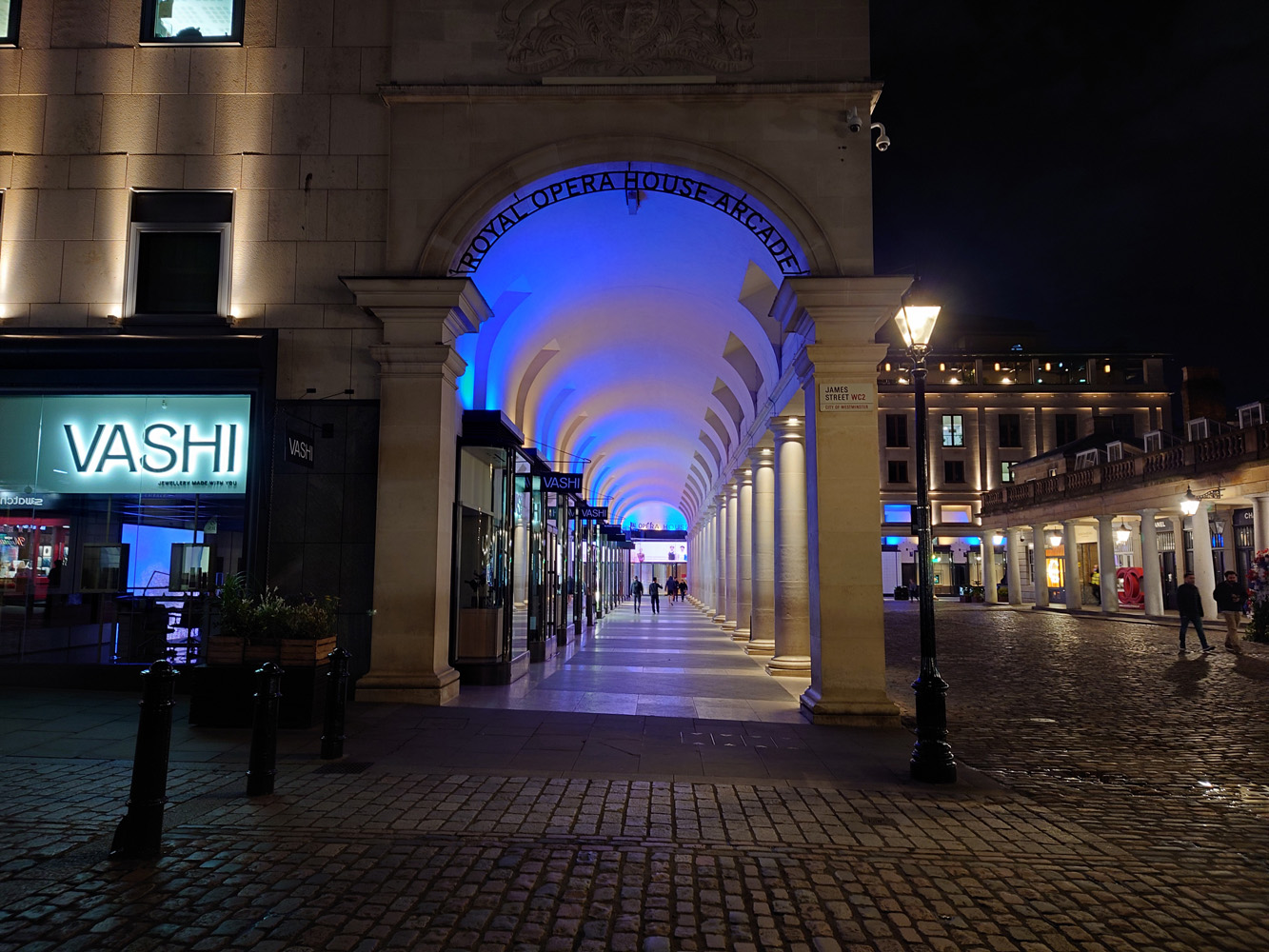 Stuff Sony Xperia 1 IV camera samples low light covent garden archway