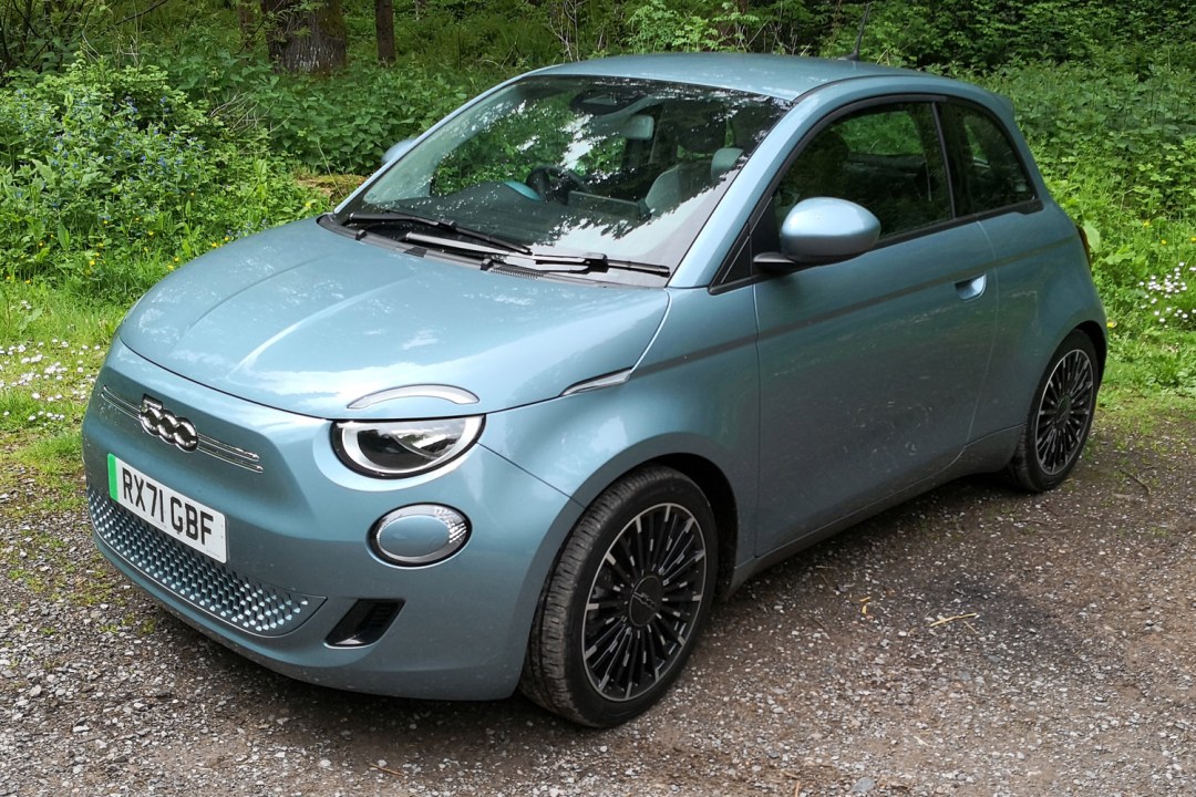 Stuff Fiat 500 Electric 2022 review front angle