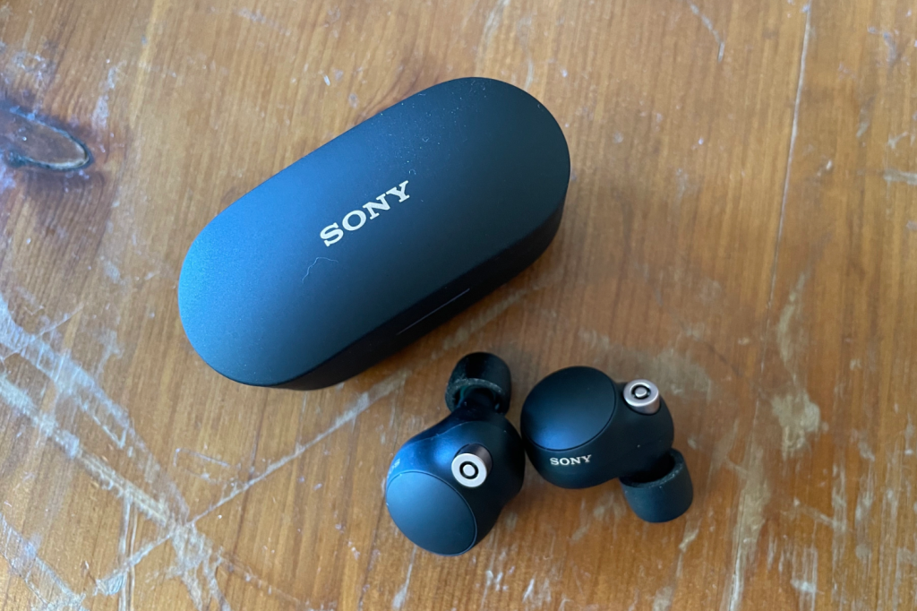 Sony 1000XM4 earphones and case