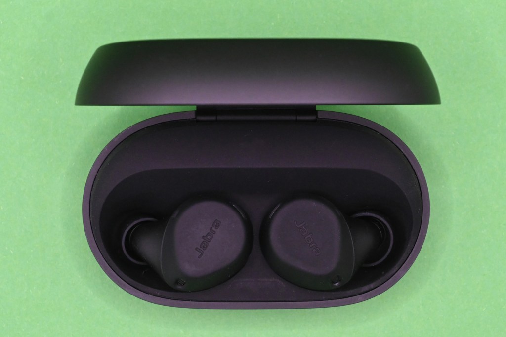 Stuff Jabra Elite 7 Active review case lid open