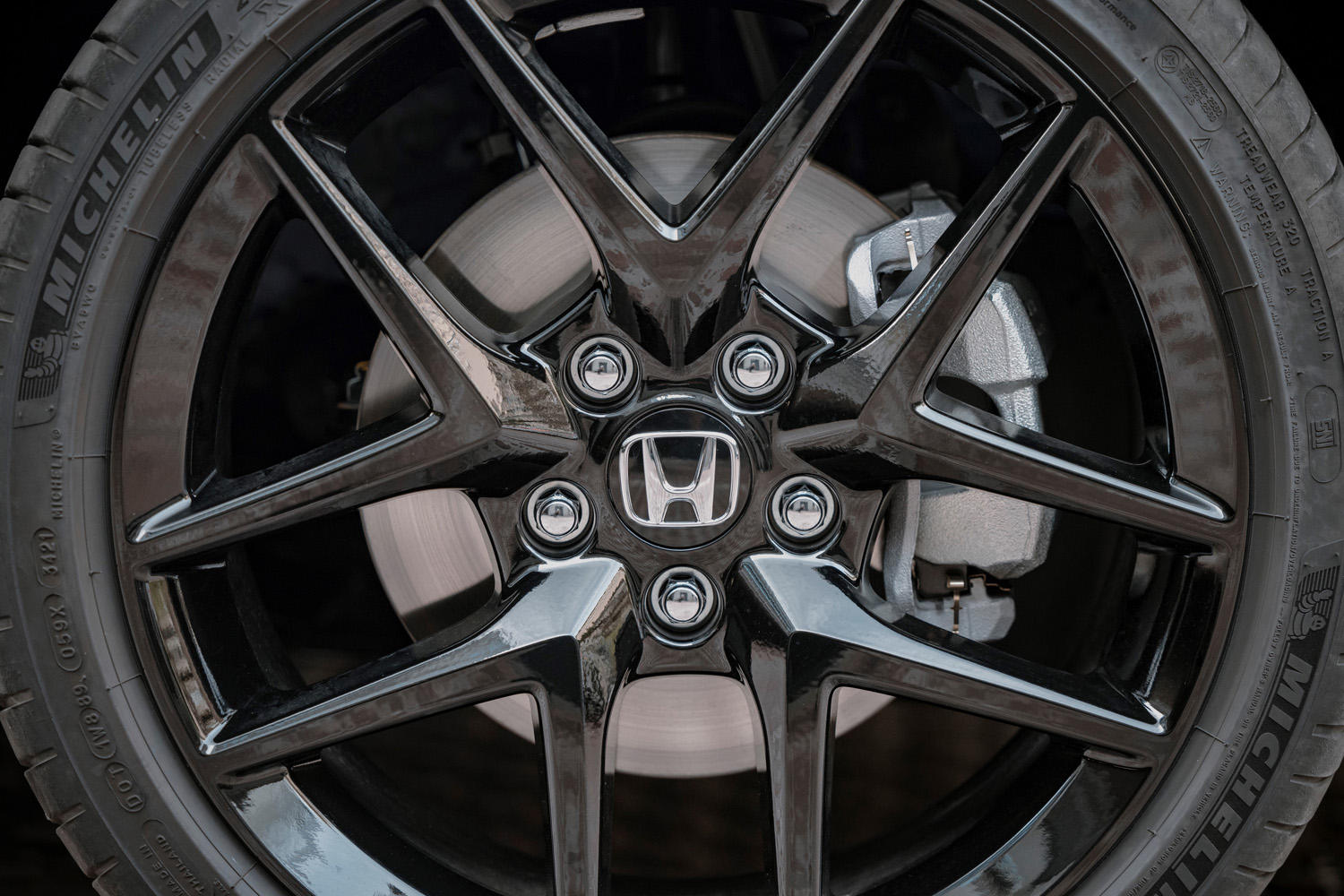 2022 Honda Civic e:HEV alloy wheels close-up