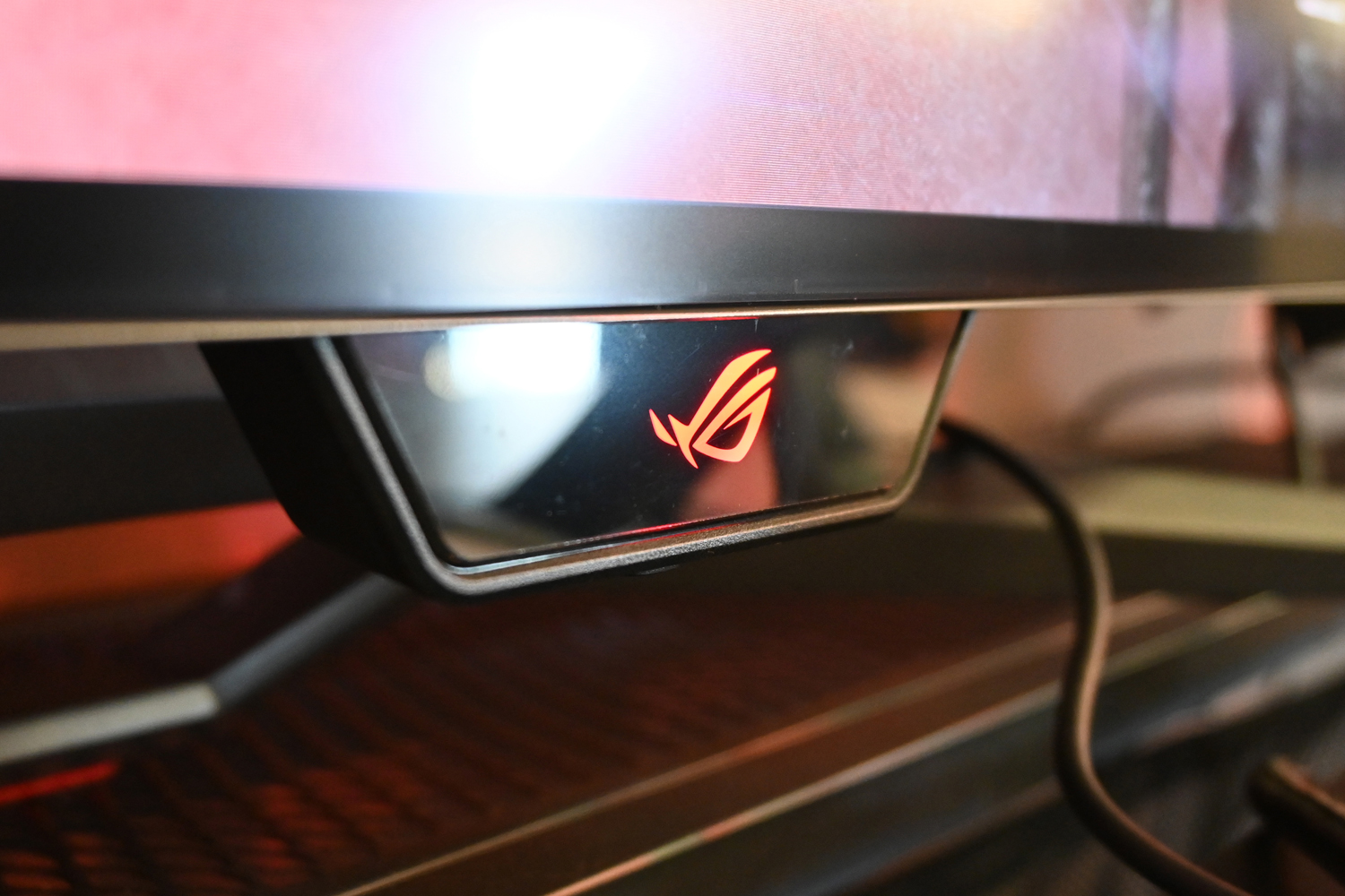 Asus ROG Swift OLED PG42UQ hands-on LED logo red
