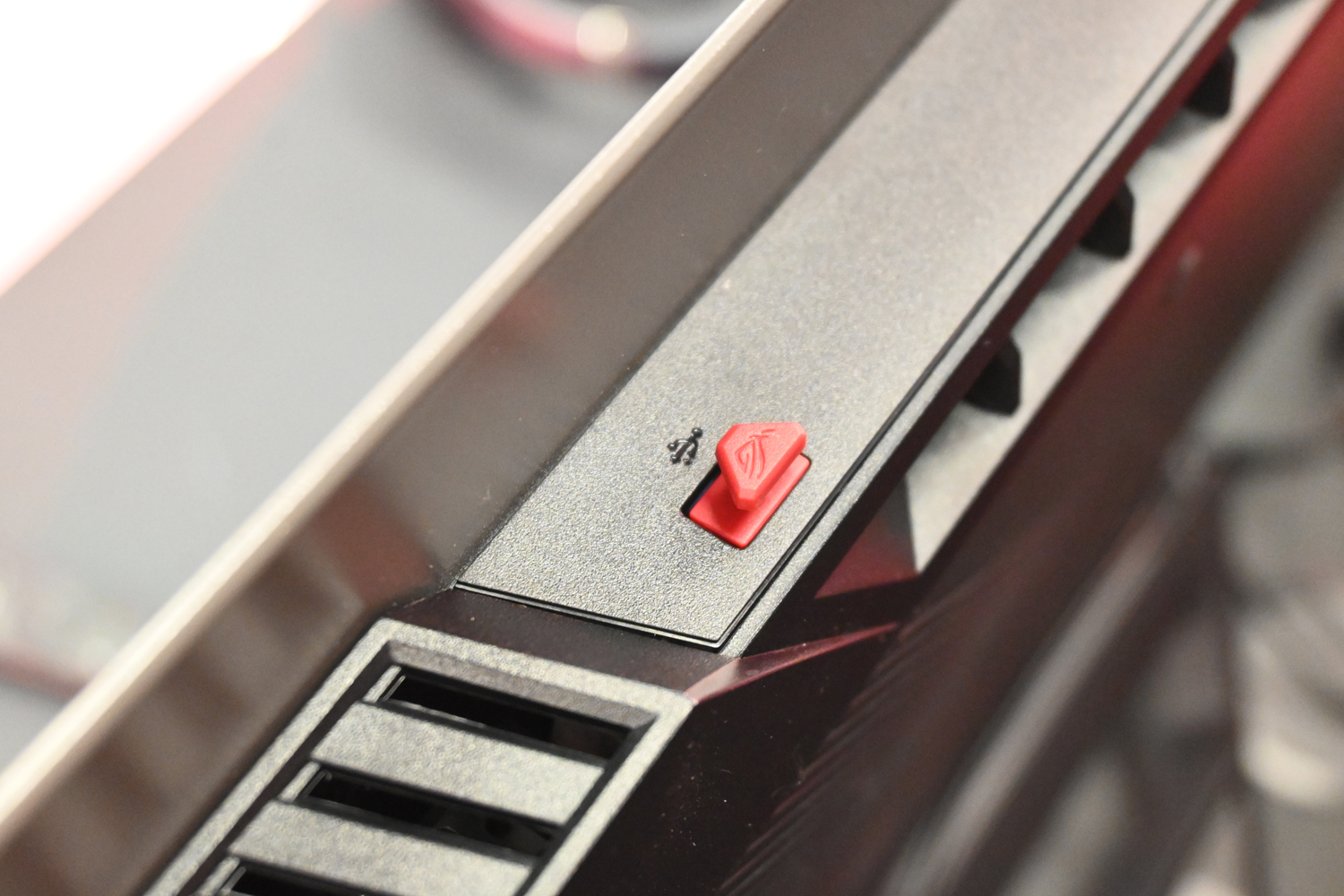 Asus ROG Swift OLED PG42UQ hands-on top USB-C