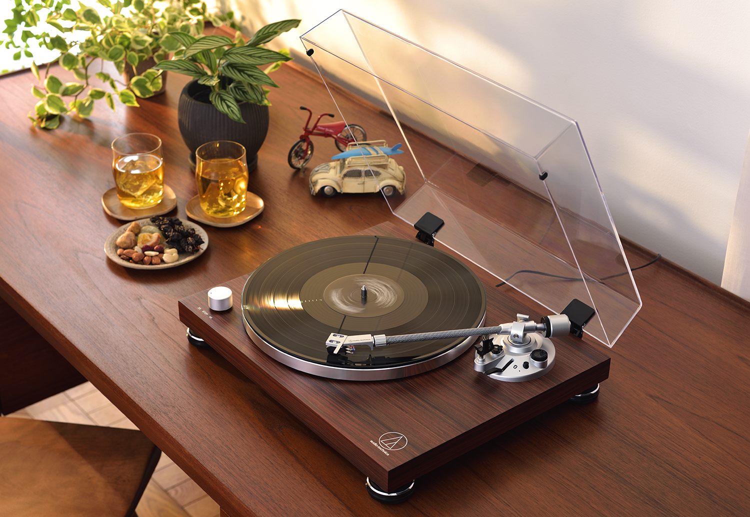 Audio Technica AT-LPW50BTRW turntable