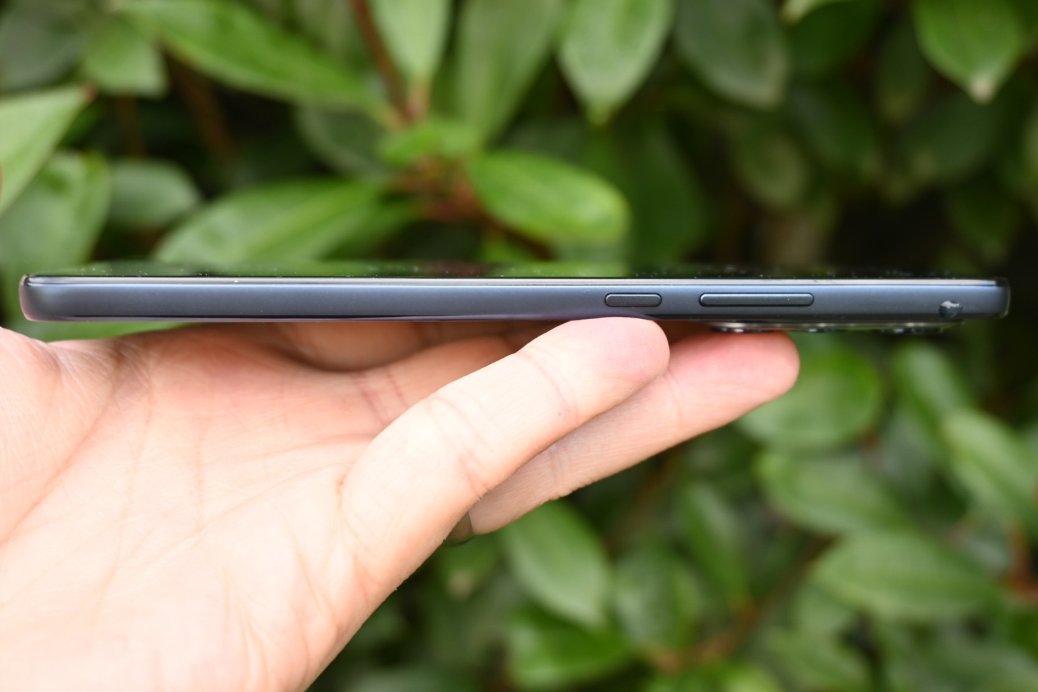 Motorola Edge 30 smartphone side thickness