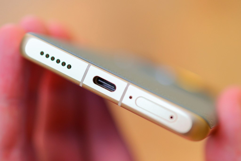 Xiaomi 12S Ultra review USB-C port