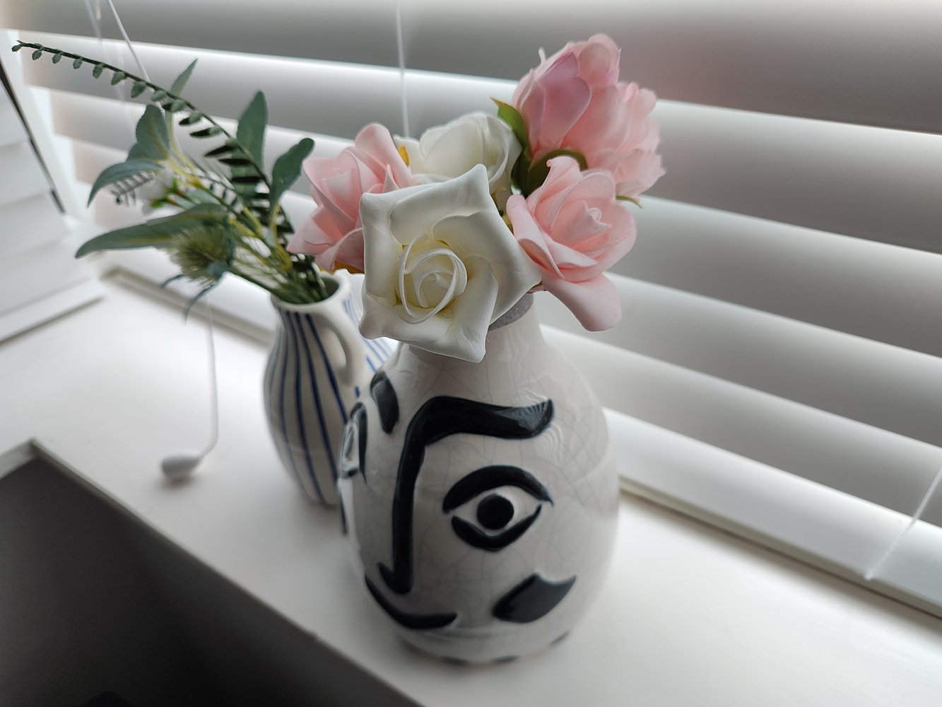 Motorola Edge 30 Ultra camera indoor vase