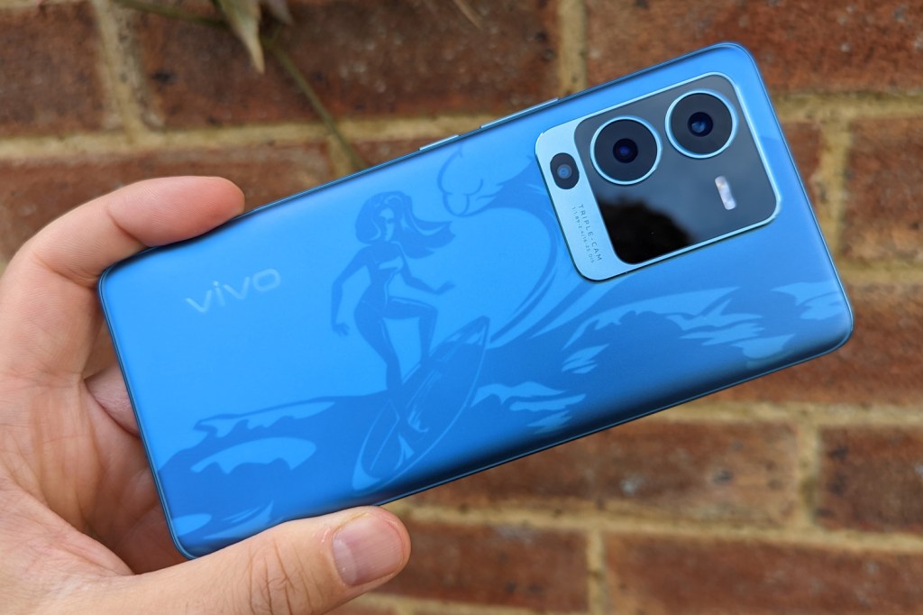 Vivo V25 Pro review surfer stencil