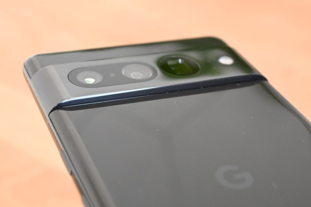 Google Pixel 7 Pro camera shelf bump