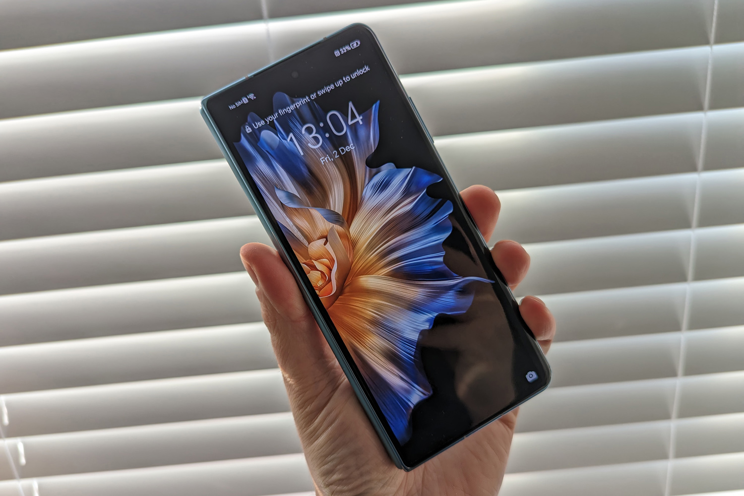 Honor Magic Vs hands-on in hand outer screen