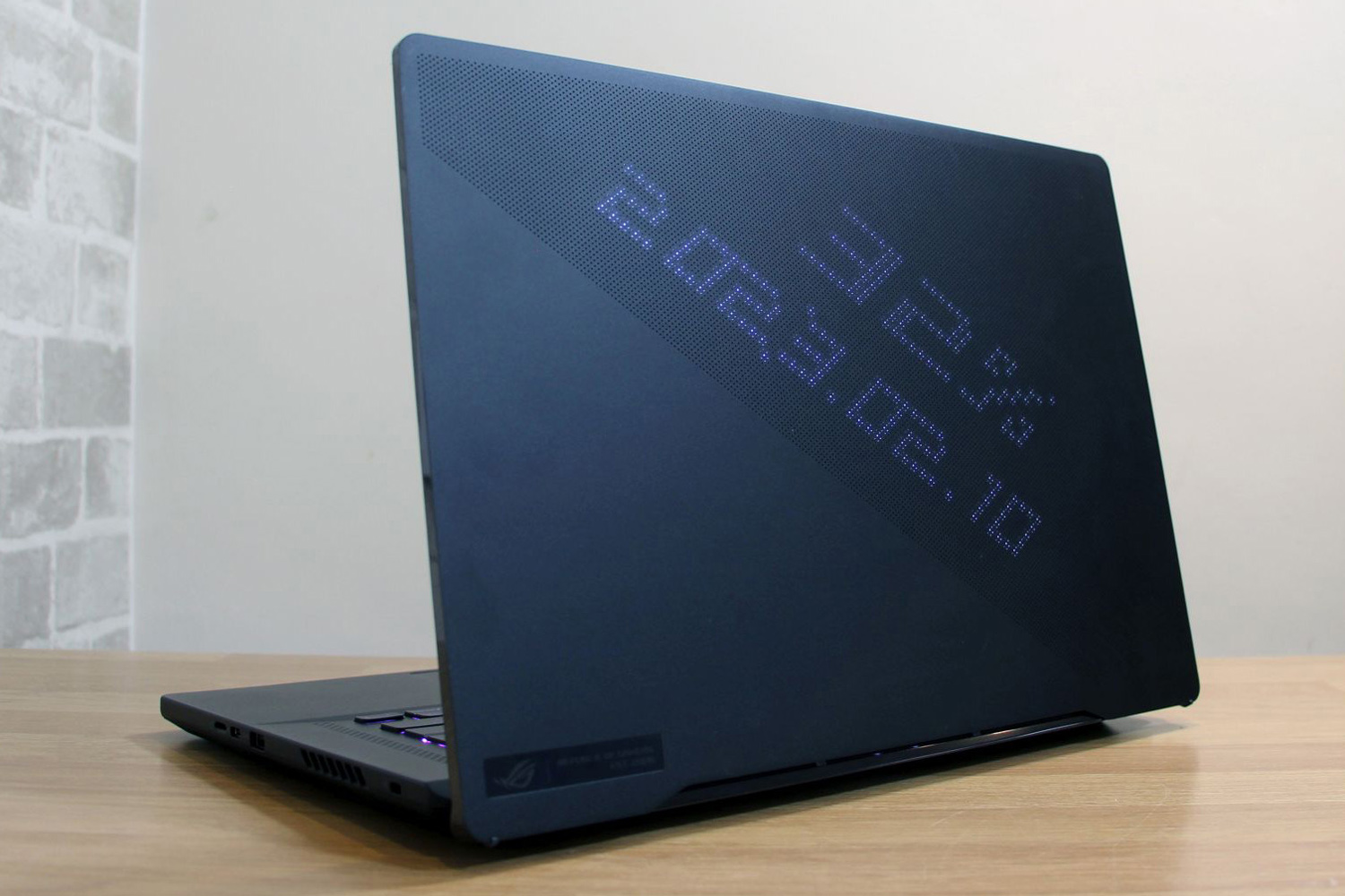 Asus ROG Zephyrus M16 2023 review Matrix LEDs right