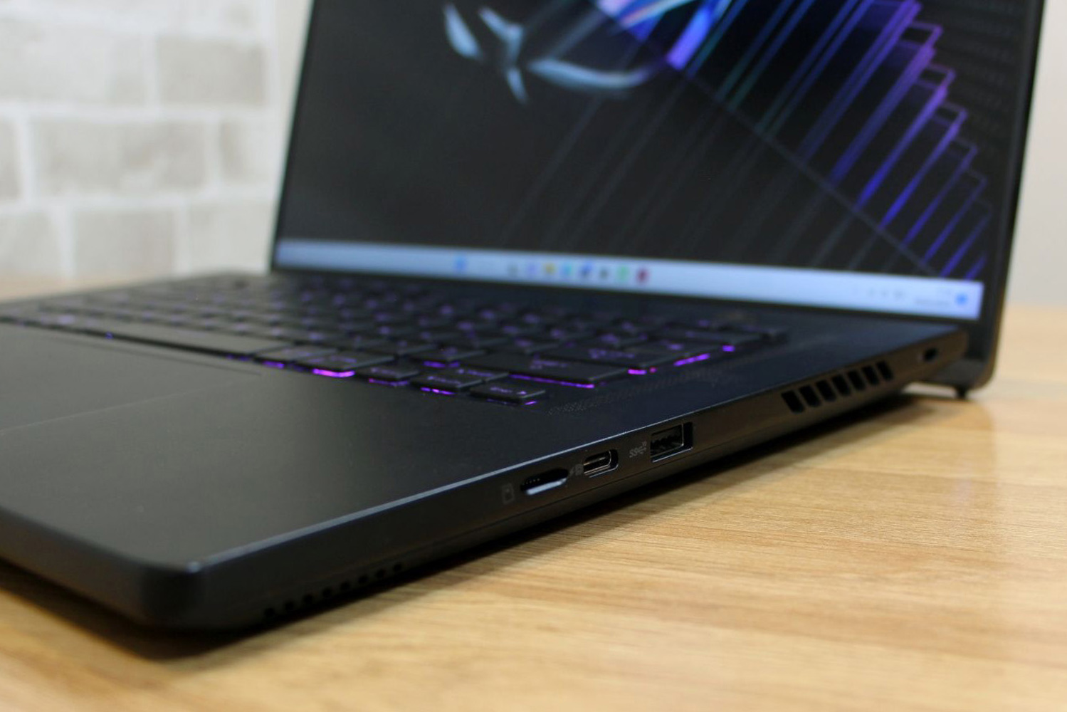 Asus ROG Zephyrus M16 2023 review ports right