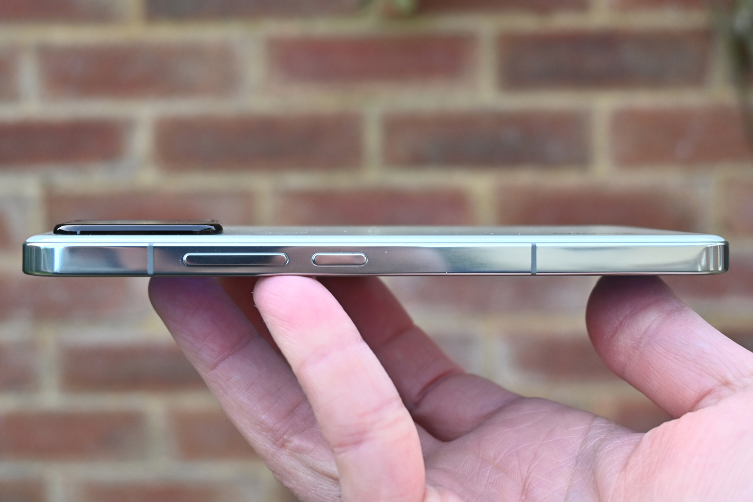 Xiaomi 13 review side profile