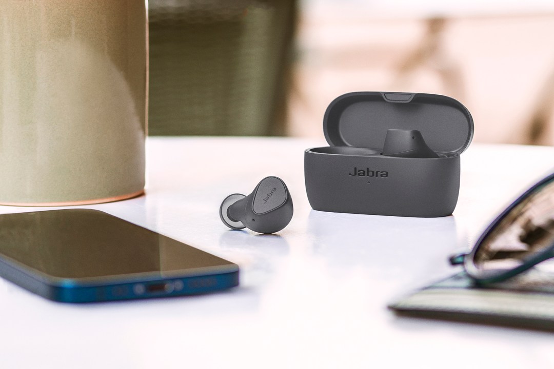 Jabra Elite 4 Dark Grey lifestyle phone