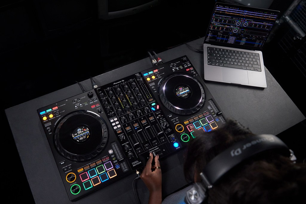 Pioneer DDJ-FLX10 lifestyle studio