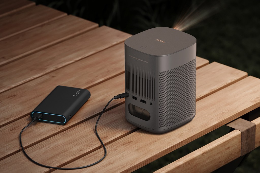 Xgimi MoGo 2 with power bank power supply