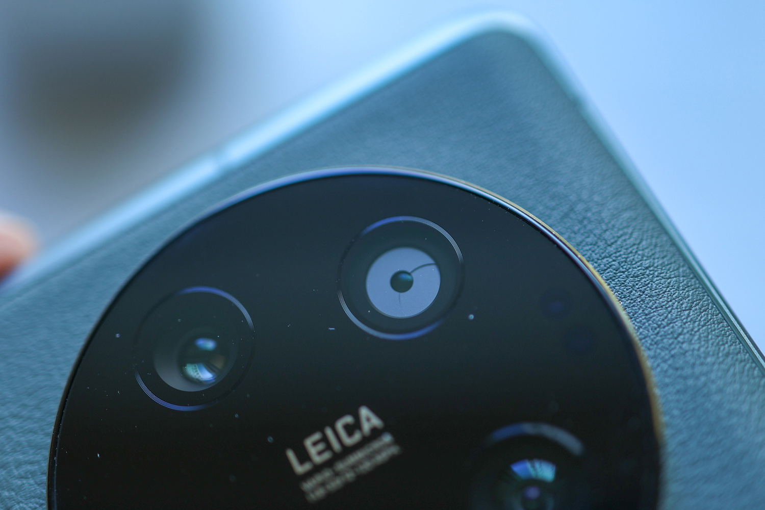 Xiaomi 13 Ultra hands-on variable aperture close up