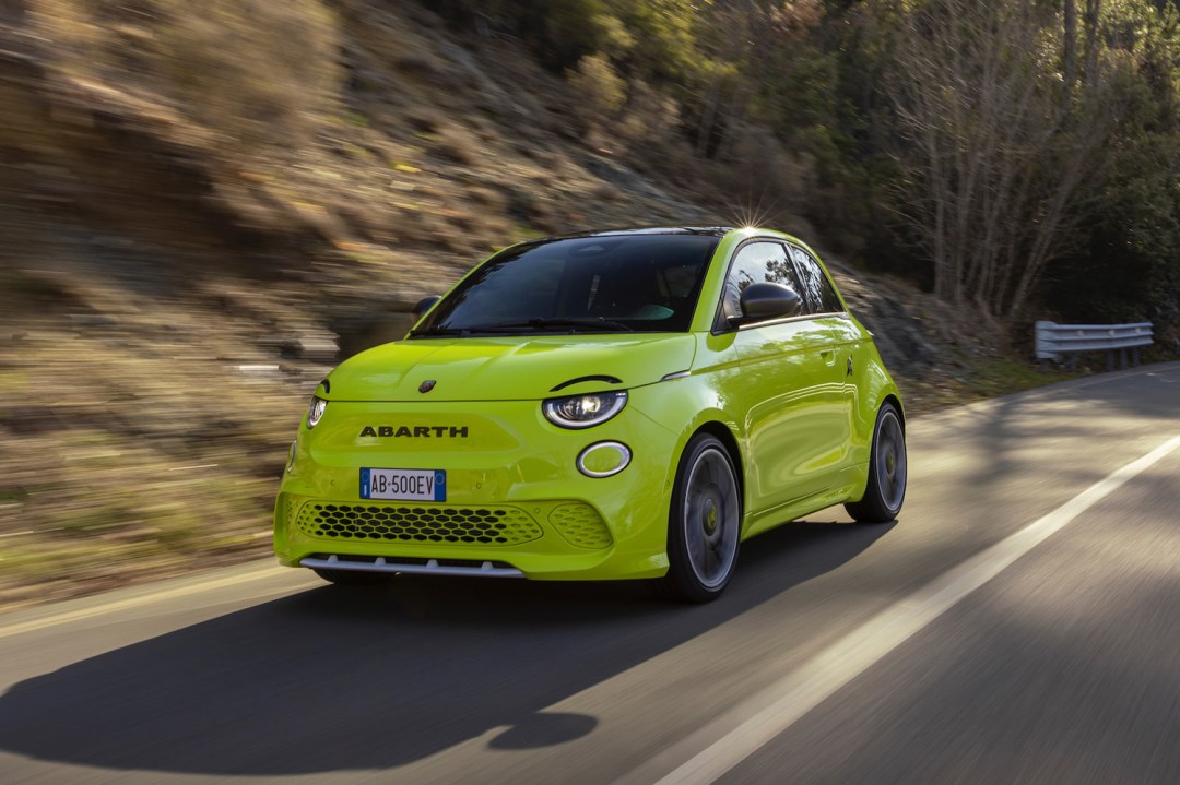 Abarth 500e tracking front