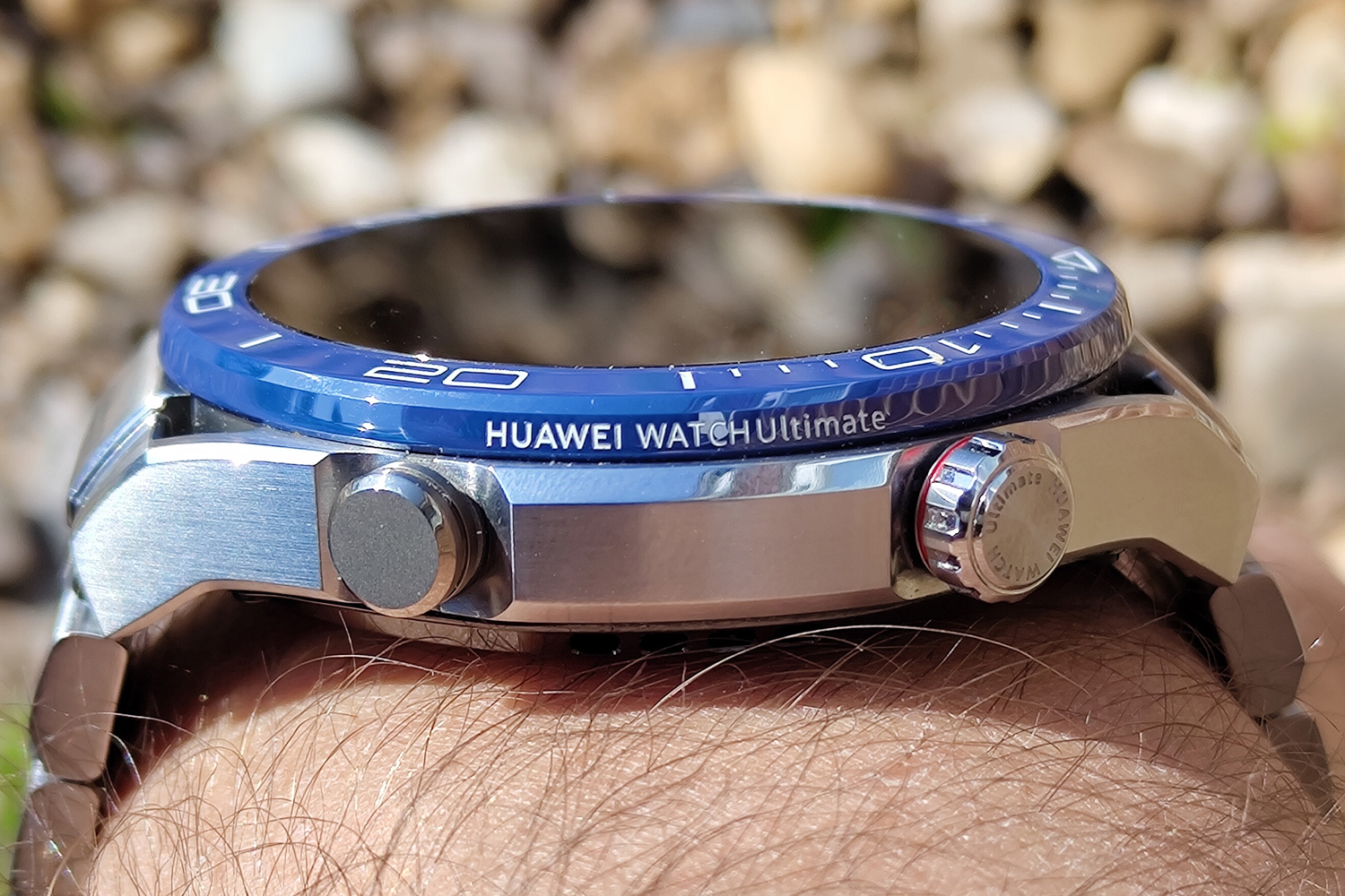 Huawei Watch Ultimate bezel logo
