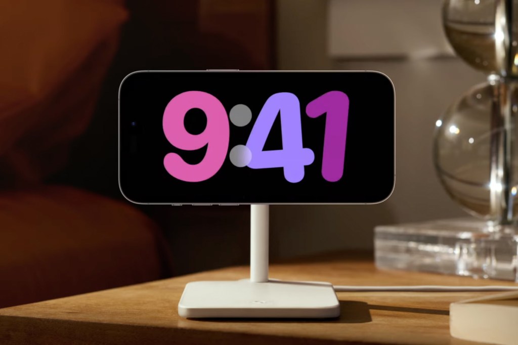 iOS 17 standby clock